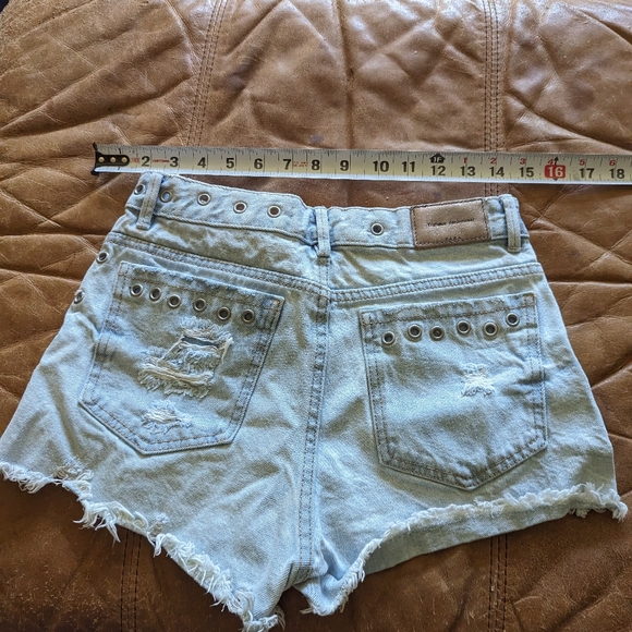 ZARA DISTRESSED CUTOFFS SZ 34" - Picture 4 of 6